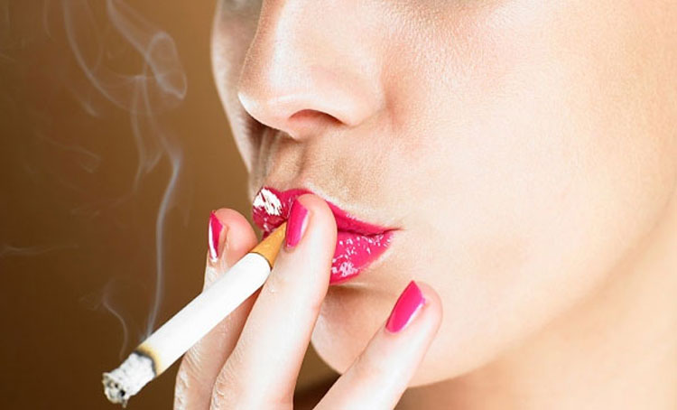 Hút thuốc làm tăng nguy cơ mắc ung thư cổ tử cung ở phụ nữ