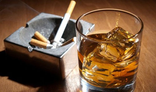 Ung thư gan có thể do hút thuốc lá và uống rượu bia gây nên