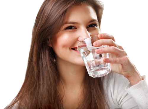 Uống nước vào mỗi buổi sáng rất quan trọng vì bổ sung lượng nước mất đi trong khi ngủ