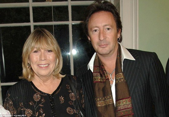 Bà Cynthia Lennon và người con trai chung với John Lennon