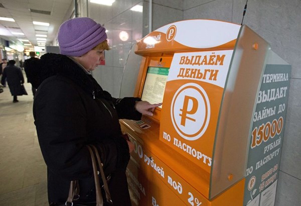 Đồng rúp mất giá, dịch vụ cho vay tiền qua ATM ở Nga lên ngôi