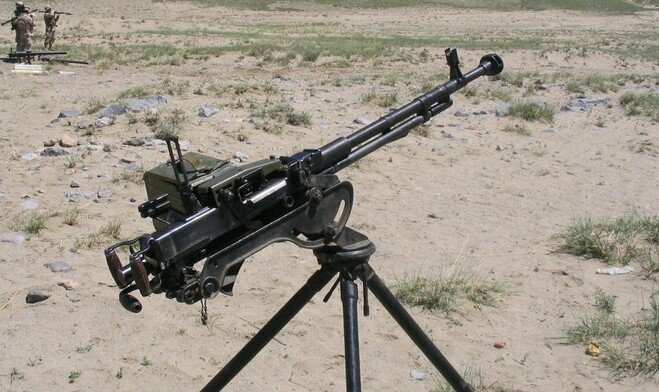 Vũ khí quân sự lợi hại: súng máy DshK1938 có thể bắn máy bay, dễ dàng được gắn vào xe quân sự, có độ linh hoạt cao