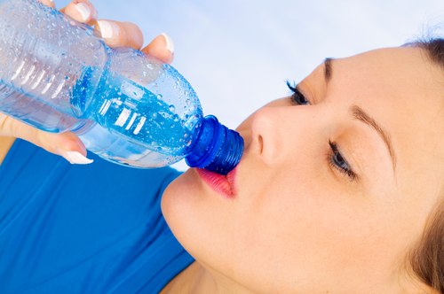 Đau dạ dày vì uống quá nhiều nước ngay sau khi ăn