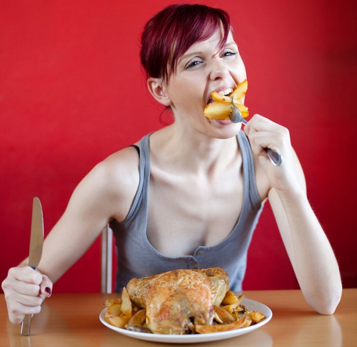Ăn quá no vào bữa tối là một trong những đại kỵ khi ăn kiêng giảm cân