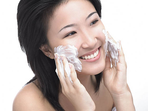 Rửa mặt bằng nước ấm là biện pháp chăm sóc da, bảo vệ da an toan
