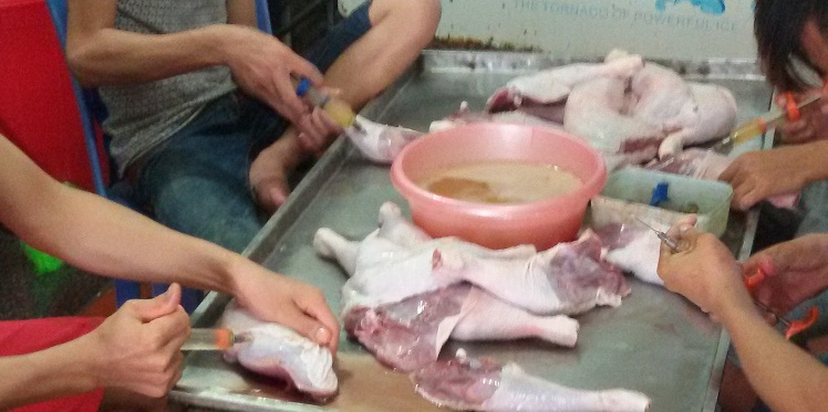 Thực phẩm bẩn: Quy trình sản xuất chân giò muối tại một cơ sở sản xuất thủ công