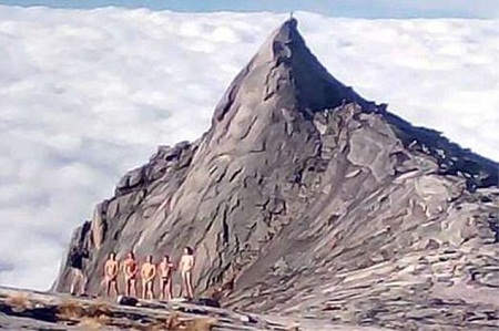 Hành động chụp ảnh khỏa thân trên núi thiêng khiến người dân Malaysia vô cùng phẫn nộ