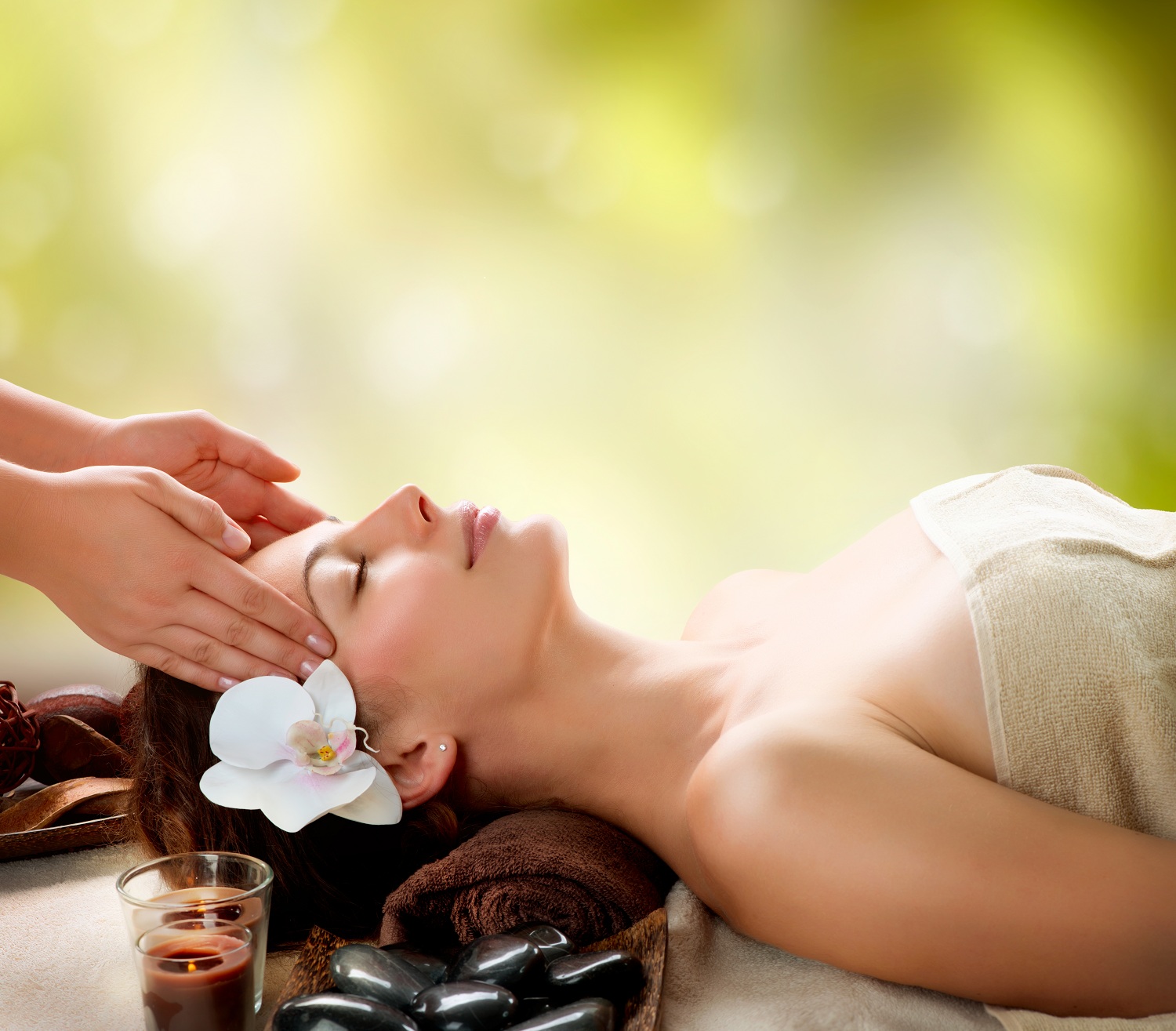 Massage với dầu gấc giúp massage da, trị mụn