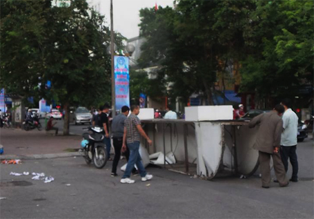 Tai nạn cổng chào cung Văn hóa Hữu nghị đổ sập khiến 2 người bị thương nặng