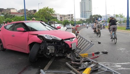 Tai nạn giao thông do lạc tay lái, tài xế xe Huyndai hất tung dải phân cách