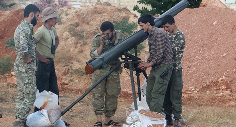 Lực lượng nổi dậy liên quan đến nhóm FSA phóng một quả tên lửa dẫn đường TOW vào một cứ điểm của nhóm YPG ở thành phố Aleppo