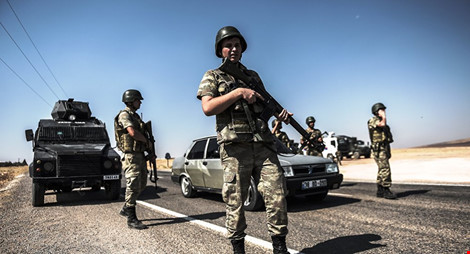Binh lính Thổ Nhĩ Kỳ canh gác tại biên giới Syria-Thổ Nhĩ Kỳ