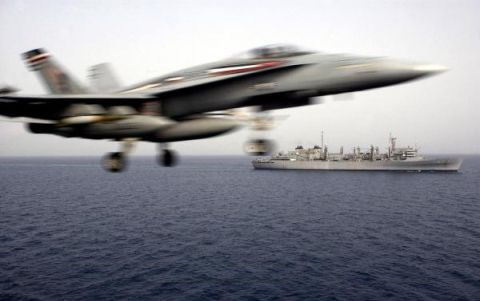 Máy bay Mỹ cất cánh từ tàu sân bay USS Harry Truman ở Địa Trung Hải để không kích IS