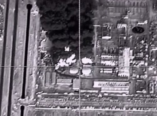 Hình ảnh cơ sở sản xuất dầu bất hợp pháp của IS ở Syria bị máy bay Nga dội bom