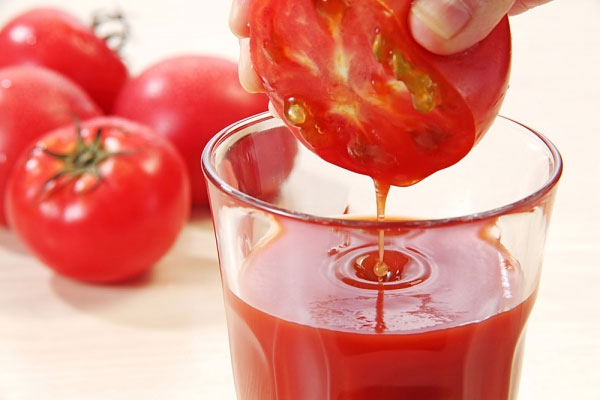 Nên lựa chọn những quả tươi và tự ép tại nhà để giữ lại được hàm lượng dưỡng chất cao nhất của cà chua