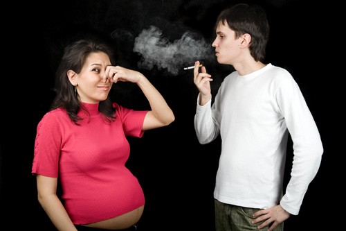 Thuốc lá làm tăng nguy cơ sảy thai và mang thai ngoài tử cung