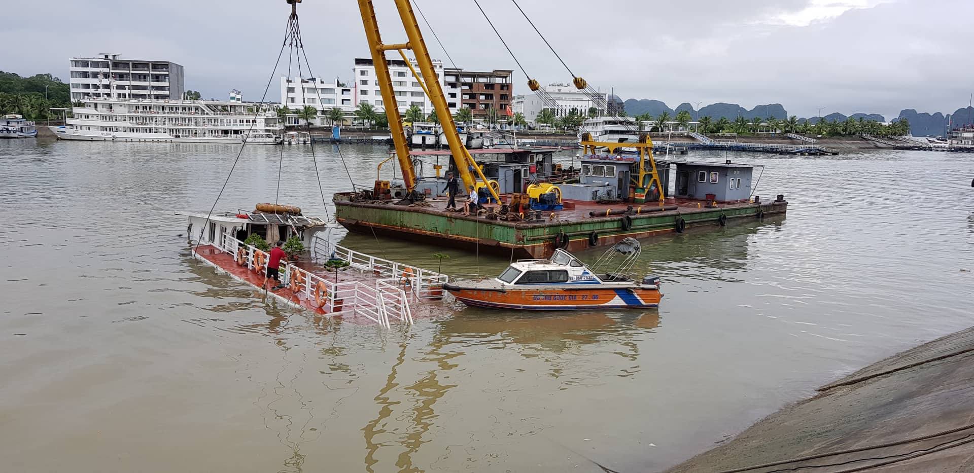 Quảng Ninh: Mưa lớn, tàu du lịch bị chìm do không thoát nước kịp