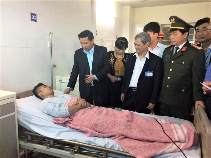 Lãnh đạo tỉnh Bắc Ninh tới thăm hỏi, động viên nạn nhân xe khách Ka Long. Ảnh: báo Giao thông 