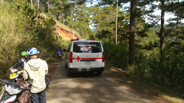 Tại hiện trường, xe cấp cứu vào trong thác để đưa thi thể nạn nhân ra ngoài. Ảnh: Dân trí 