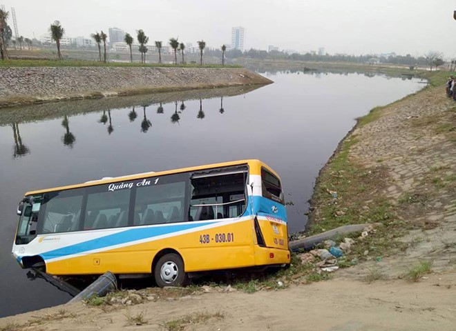 Xe buýt lao xuống kênh nước cầu Đò Xu (TP Đà Nẵng) sau khi va chạm với ôtô tải. Ảnh: Tri thức trực tuyến.
