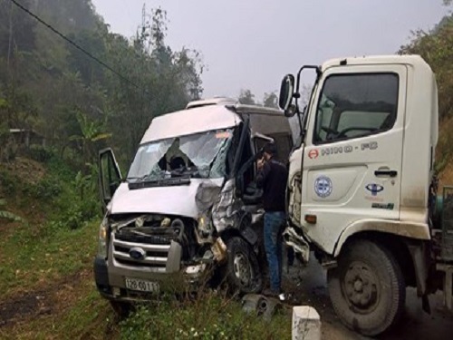 Tai nạn giao thông ngày 1/3: Hai ô tô đấu đầu bẹp dúm, 2 người nhập viện