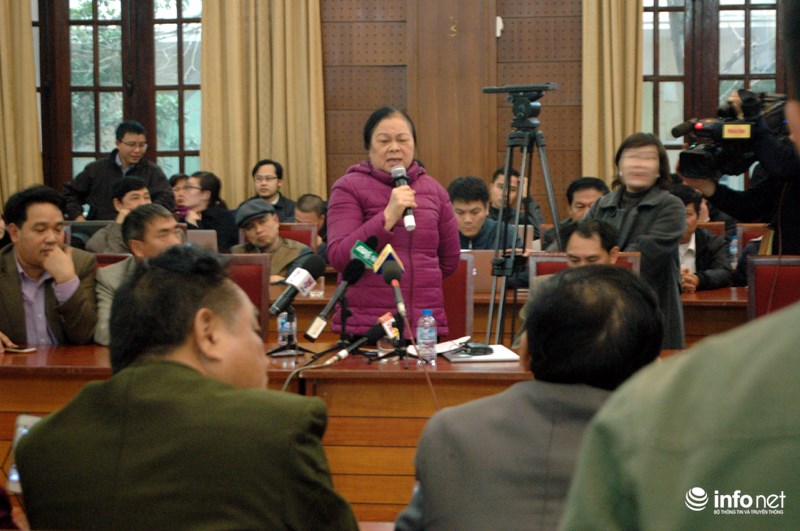  Bà Hồ Thị Hoàng- Giám đốc công ty vận tải Hoàng Phương phát biểu tại buổi đối thoại. Ảnh: Infonet
