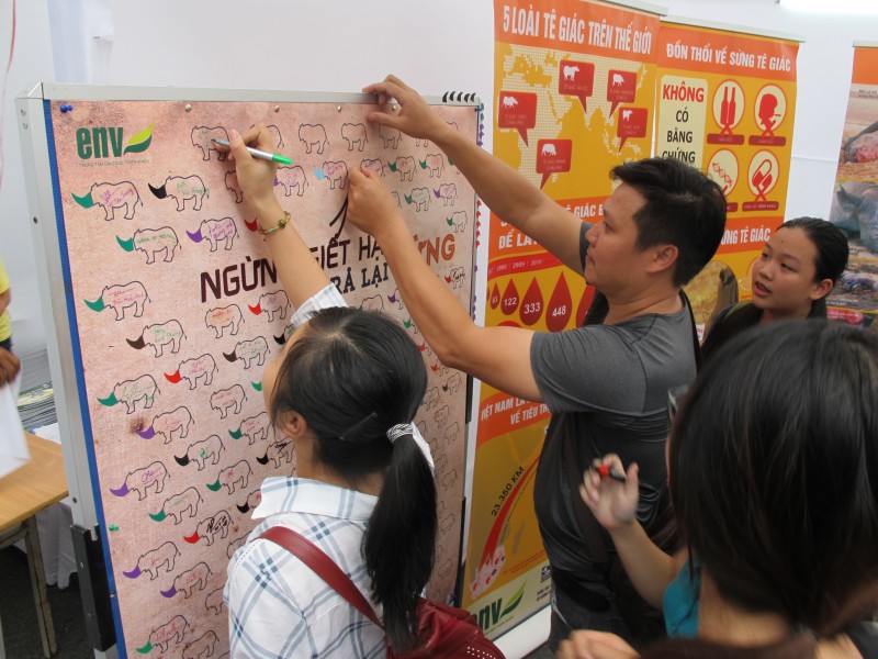  Giới trẻ Hà Nội hưởng ứng hoạt động do Trung tâm Giáo dục thiên nhiên Việt Nam (ENV) tổ chức nhằm nâng cao nhận thức của người dân trong việc bảo vệ động vật hoang dã. Ảnh: Lao động thủ đô