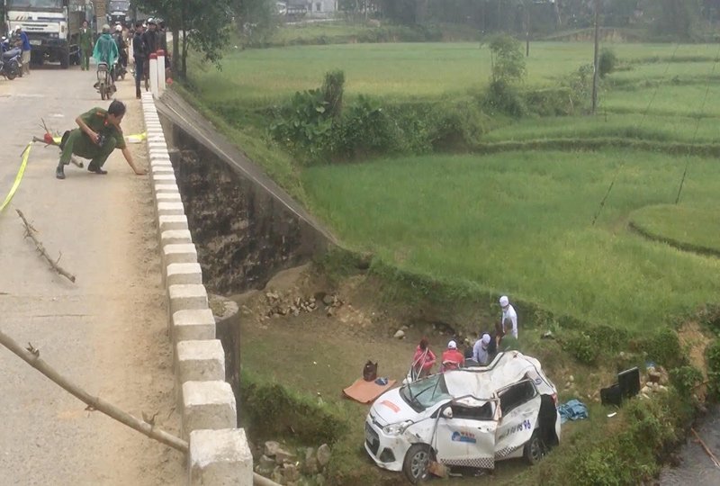  Hiện trường vụ tai nạn chiếc taxi hư hỏng nặng sau khi rơi khỏi cầu. Ảnh: Vietnamnet