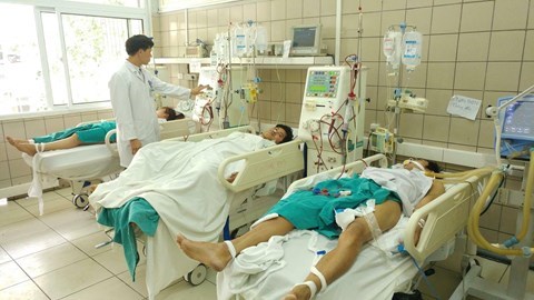  Nhóm sinh viên ngộ độc rượu đang được điều trị tại Trung tâm Chống độc, Bệnh viện Bạch Mai. Ảnh: Tuổi trẻ