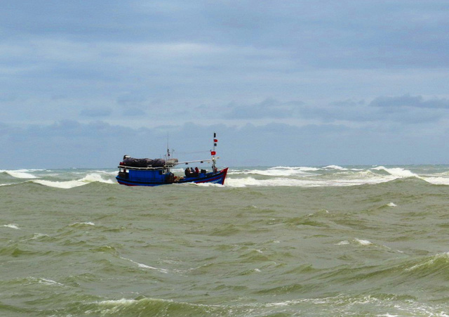 Tàu cá cùng 9 ngư dân tỉnh Bình Định bị hỏng máy thả trôi trên biển (ảnh minh họa)