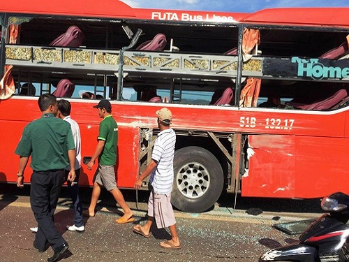 Tai nạn giao thông ngày 26/3: Hai xe khách đối đầu, hàng chục người nhập viện