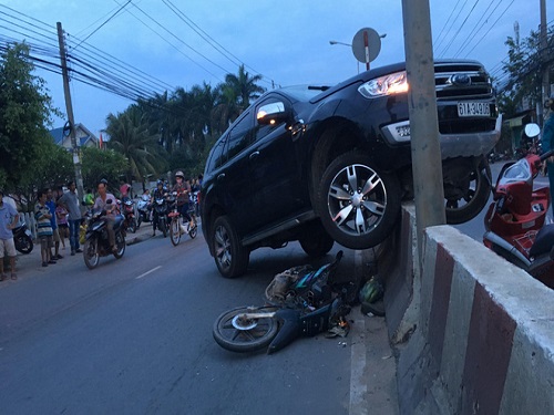 Tai nạn giao thông ngày 30/3: Hai phụ nữ bị ô tô ''điên'' cuốn vào gầm