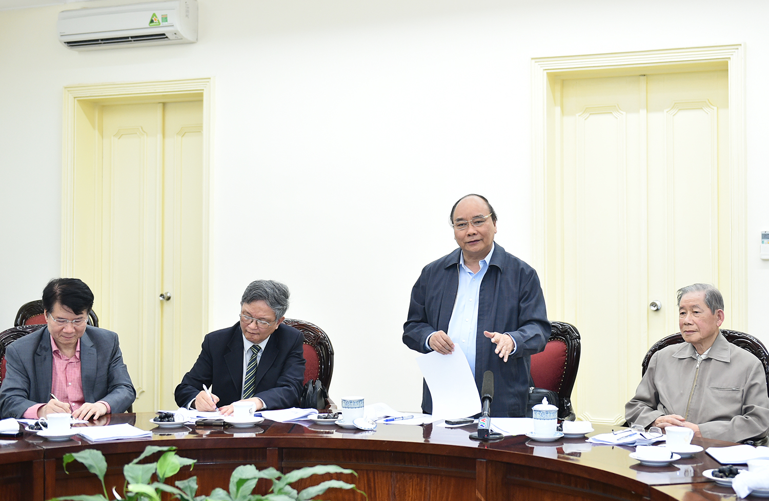  Thủ tướng Chính phủ Nguyễn Xuân Phúc làm việc với các bộ, ngành liên quan và Hiệp hội Dược liệu Việt Nam (Vimames). Ảnh: VGP