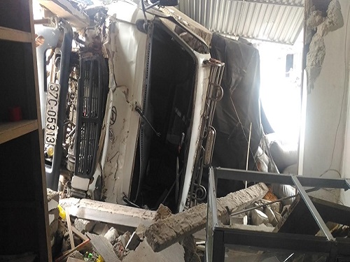 Tai nạn giao thông ngày 31/3: Container cuốn xe máy vào gầm, 2 người tử vong