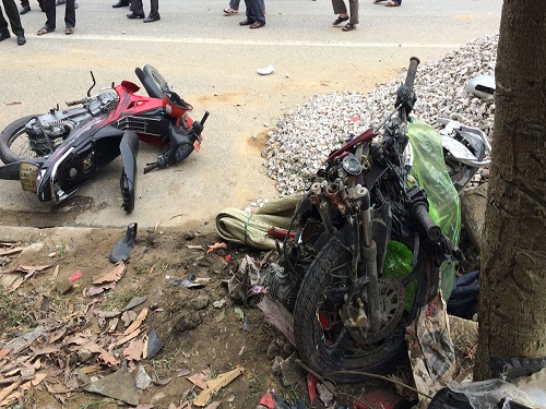 Tai nạn giao thông ngày 1/4: 2 người bị ô tô tông văng 50m, nguy kịch