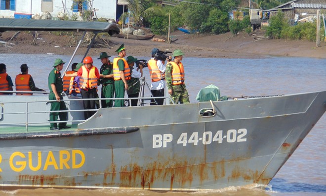 Lực lượng biên phòng tìm kiếm thiếu nữ nghi mất tích trên sông Gành Hào. Ảnh: Tri thức trực tuyến