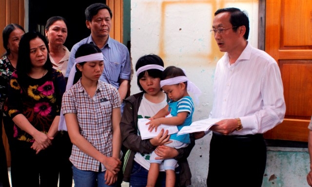 Ông Đặng Ngọc Sơn trao thư và quà của Chủ tịch nước cho em Nguyễn Thị Sáng. Ảnh: Nhân dân 
