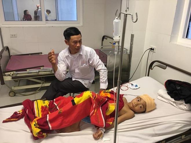 Một em học sinh đang nằm điều trị tại Bệnh viện 115 Nghệ An. Ảnh: Tri thức trực tuyến 