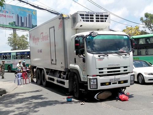 Tai nạn giao thông ngày 9/4: Thai phụ 5 tháng bị ô tô tải cuốn vào gầm