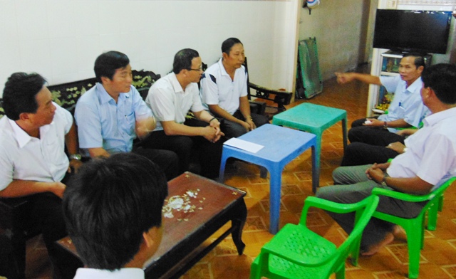 Đoàn công tác Ủy ban ATGTQG đến thăm gia đình nạn nhân vụ chìm tàu. Ảnh: Dân Trí 