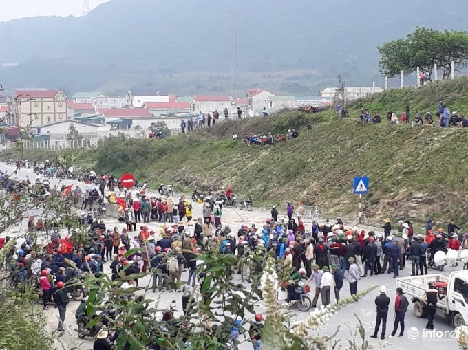  Nhiều người kéo ra chặn QL1A ở Hà Tĩnh ngày 3/4. Ảnh: Infonet