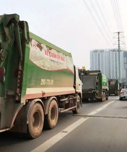 Hình ảnh 4 chiếc xe rác nối đuôi nhau đi vào làn đường dành cho buýt BRT. Ảnh: Tri thức trực tuyến