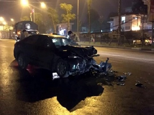 Tai nạn giao thông ngày 19/4: Hai ô tô đối đầu kinh hoàng, 6 người nhập viện