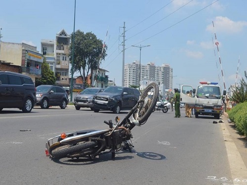 Tai nạn giao thông ngày 22/4: Ô tô tông xe máy văng xa 100m, 1 thanh niên nguy kịch