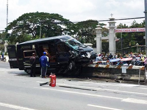 Tai nạn giao thông ngày 24/4: Tông vào xe làm đường, mẹ tử vong, con nguy kịch