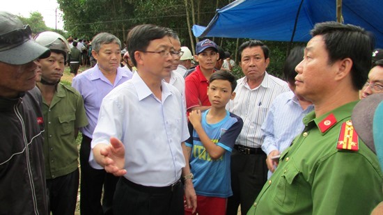  Ông Hồ Quốc Dũng - Chủ tịch UBND tỉnh Bình Định tại hiện trường vụ tai nạn.