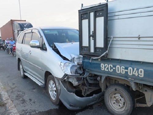 Tai nạn giao thông ngày 26/4: Nam thanh niên chết lặng ôm thi thể bạn gái bị xe tải cán