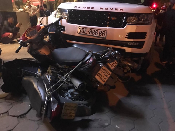  Hiện trường xe Range Rover gây tai nạn trên đường Hoàng Quốc Việt. Ảnh: Báo Giao thông