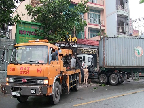 Tai nạn giao thông ngày 29/4: Container tông liên hoàn, 3 người trong 1 gia đình thương vong