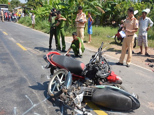 Tai nạn giao thông ngày 1/5: 2 xe máy đối đầu, 4 người tử vong tại chỗ